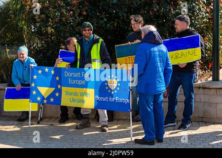 Bournemouth, Dorset, Großbritannien. 20.. März 2022. Menschen in Bournemouth und Studenten der Bournemouth University zeigen ihre Unterstützung für die Solidarität mit der Antikriegsbewegung, vereinen sich mit Menschen auf der ganzen Welt für Frieden und fordern ein Ende des Krieges in der Ukraine. Quelle: Carolyn Jenkins/Alamy Live News Stockfoto