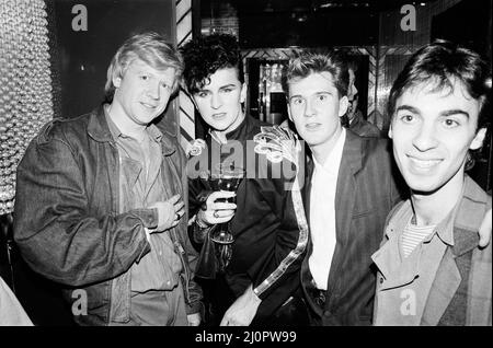 Top of the Pops 1000. Programmparty. Im Bild David ¿¿ensen¿links), Steve Strange (zweiter von links) und andere Gäste bei der Party im Gardens Night Club in Kensington, London. 5. Mai 1983. Stockfoto