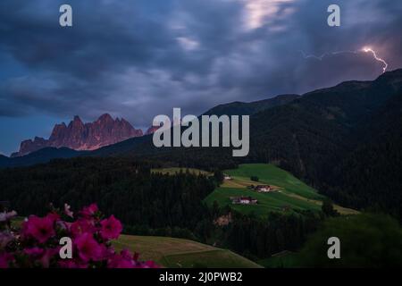 Gewitter in den Dolomiten. Stockfoto