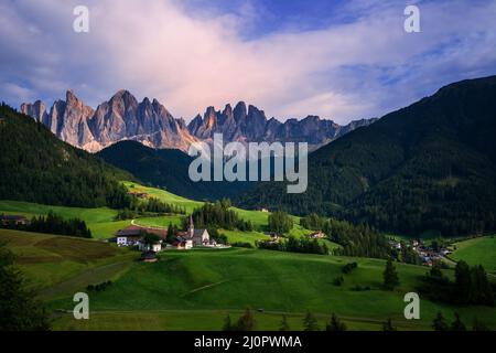 Panoramablick auf die Dolomiten und die Kirche St. Magdalena Stockfoto
