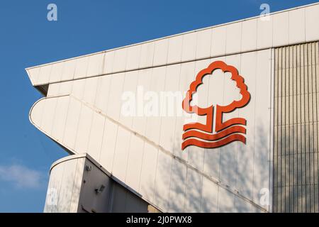 Außenansicht des Trient-Endständers mit dem Nottingham Forest-Logo Stockfoto