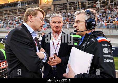 Sakhir, Bahrain. 20. März 2022. (L bis R): Mika Häkkinen (FIN) mit David Coulthard (GBR) Red Bull Racing und Scuderia Toro Advisor / Channel 4 F1 Kommentator und Pat Fry (GBR) Alpine F1 Team Chief Technical Officer am Start. Großer Preis von Bahrain, Sonntag, 20.. März 2022. Sakhir, Bahrain. Quelle: James Moy/Alamy Live News Stockfoto