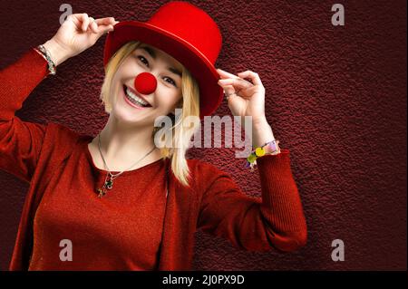 Lachende Frau mit roter Nase. Aprilscherz. Stockfoto