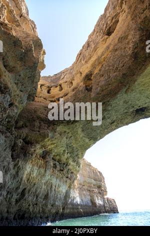 Felsbögen der sieben Hanging Valleys und türkisfarbenes Meerwasser an der Küste Portugals in der Algarve-Region Stockfoto