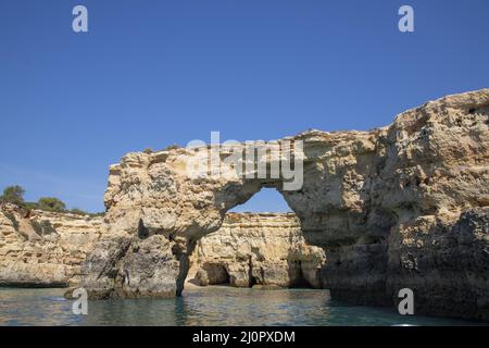 Felsbögen der sieben Hanging Valleys und türkisfarbenes Meerwasser an der Küste Portugals in der Algarve-Region Stockfoto