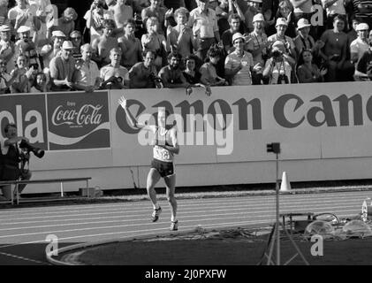 GRETE WAITZ Norwegen marschiert bei den Leichtathletik-Weltmeisterschaften in Helsinki in Richtung Ziel und Sieg beim Marathon Stockfoto