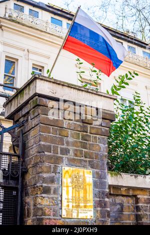 Russische Botschaft in London, Großbritannien. Russische Flagge, die über dem Eingangsschild fliegt Stockfoto