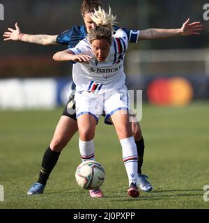 Mailand, Italien. 20. März 2022. Stefania Tarenzi (UC Sampdoria) wird von Lisa Alborghetti (FC Internazionale) während des Spiels Inter - FC Internazionale gegen UC Sampdoria, Italienischer Fußball Serie A Frauen in Mailand, Italien, März 20 2022, herausgefordert.Quelle: Independent Photo Agency/Alamy Live News Stockfoto