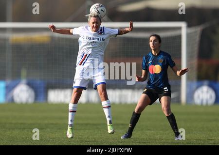 Mailand, Italien. 20. März 2022. Dominika Conc (UC Sampdoria) Header während Inter - FC Internazionale gegen UC Sampdoria, Italienischer Fußball Serie A Frauenspiel in Mailand, Italien, März 20 2022 Credit: Independent Photo Agency/Alamy Live News Stockfoto