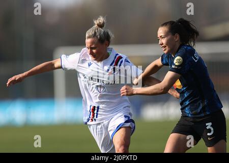 Mailand, Italien. 20. März 2022. Elin Landstrom (FC Internazionale) und Stefania Tarenzi (UC Sampdoria) während Inter - FC Internazionale gegen UC Sampdoria, Italienischer Fußball Serie A Frauenspiel in Mailand, Italien, März 20 2022 Quelle: Independent Photo Agency/Alamy Live News Stockfoto