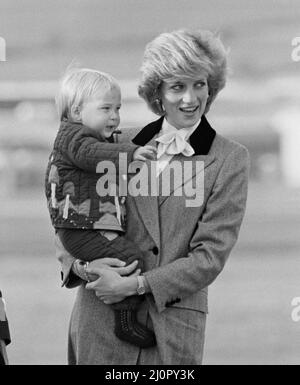 Ihre Königliche Hoheit Prinzessin Diana, die Prinzessin von Wales, hält ihren Sohn Prinz William fest, bevor sie am Flughafen Aberdeen, Schottland, in das königliche Flugzeug steigen. Bild 3 von 4 in dieser Sequenz von 4 Bildern bittet Prinzessin Diana Prinz William zu winken. Er versteht es nicht, also winkt er nicht. Und so winkt Prinzessin Diana, und bald winkt Prinz William mit ihr. Kopiert seine Mutter. Dies ist möglicherweise eine frühe, sogar erste, königliche Welle von einem damals 16. Monate alten Prinz William. Bild aufgenommen am 24.. Oktober 1983 Stockfoto