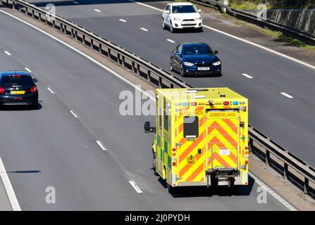 Taffs Well, Wales - März 2022: Notarztwagen auf einer großen Straße in der Nähe von Cardiff Stockfoto