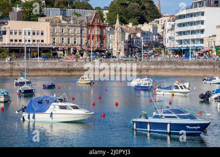 TORQUAY, DEVON, Großbritannien - JULI 28 : Blick auf die Stadt und den Hafen in Torquay Devon am 28. Juli 2012. Nicht identifizierte Personen Stockfoto