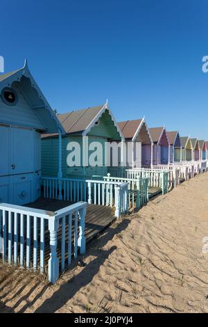 WEST MERSEA, ESSEX, Großbritannien - JULI 24 : Bunte Strandhütten in West Mersea Essex am 24. Juli 2012 Stockfoto