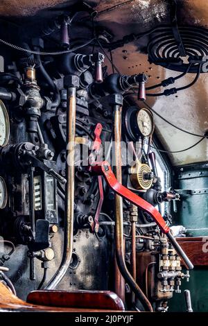 KINGSWEAR, DEVON, UK - JULI 28 : im Fahrerhaus der 4277 BR Dampflokomotive GWR 4200 Class 2-8-0T Panzermotor bei Kingswear Devon Stockfoto