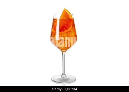 Alkoholischer Aperol Spritz Cocktail isoliert auf Weiß Stockfoto