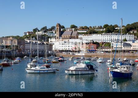 TORQUAY, DEVON, Großbritannien - JULI 28 : Blick auf die Stadt und den Hafen in Torquay Devon am 28. Juli 2012. Nicht identifizierte Personen Stockfoto