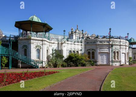 TORQUAY, DEVON, Großbritannien - 28. JULI: Der Pavillon und die Princess Gardens in Torquay Devon am 28. Juli 2012 Stockfoto