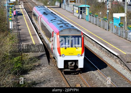 Pontyclun, Wales - März 2022: Diesel-Personenzug von Transport for Wales bei Ankunft am Bahnhof im Dorf Pontyclun Stockfoto