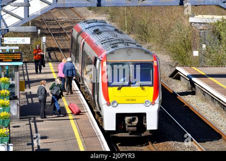 Pontyclun, Wales - März 2022: Menschen, die einen Zug von Transport for Wales am Bahnhof im Dorf Pontyclun ein- und aussteigen Stockfoto