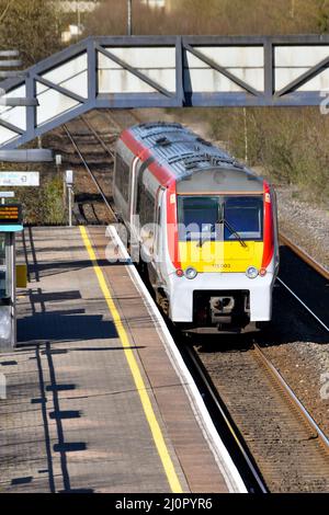 Pontyclun, Wales - März 2022: Diesel-Personenzug von Transport for Wales aus dem Bahnhof im Dorf Pontyclun Stockfoto