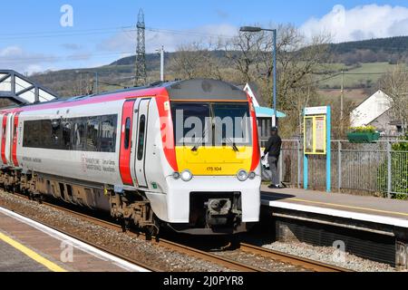 Pontyclun, Wales - März 2022: Diesel-Personenzug von Transport for Wales am Bahnhof im Dorf Pontyclun Stockfoto