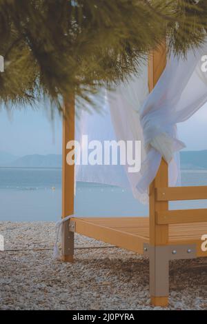 Strand Pergola am Meer im Sommer Morgen, Sommer Urlaubskonzept Stockfoto