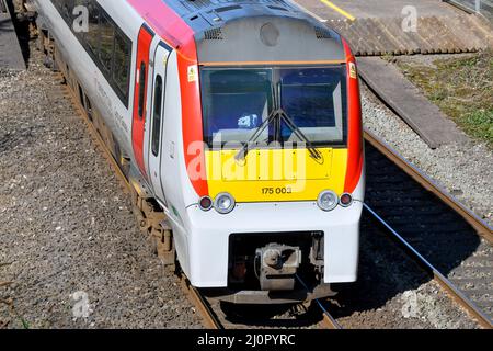 Pontyclun, Wales - März 2022: Nahaufnahme eines Personenzuges von Transport for Wales, der am Bahnhof des Dorfes ankommt Stockfoto