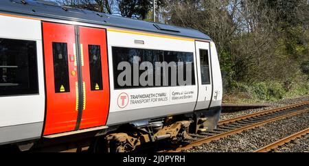 Pontyclun, Wales - März 2022: Seitenansicht eines Personenzuges von Transport for Wales am Bahnhof im Dorf Pontyclun Stockfoto