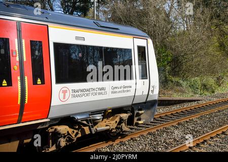 Pontyclun, Wales - März 2022: Seitenansicht eines Personenzuges von Transport for Wales am Bahnhof im Dorf Pontyclun Stockfoto