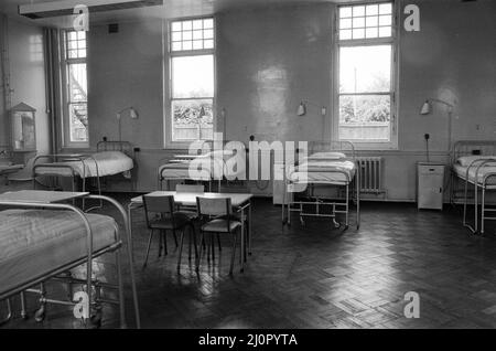 Das Catherine-de-Barnes Isolation Hospital, das sich ständig im Stand befindet, um Pocken zu behandeln. Sie nahmen Patienten zuletzt 1978 während des Pockenausbruchs an der Universität Birmingham auf. Auf dem Bild, fünf Jahre nachdem die medizinische Fotografin Janet Parker von links ins Bett eingeliefert wurde, nachdem sie sich an einem Pockenvirus erkrankt hatte, das sie töten würde, ist diese Station der Einheit als Vorsichtsmaßnahme immer noch geschlossen. Das Bild wurde durch ein Seitenfenster aufgenommen. Catherine-de-Barnes, Solihull. 3.. August 1983. Stockfoto