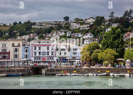 DARTMOUTH, DEVON, Großbritannien - JULI 29 : Blick über den Fluss Dart zum Royal Castle Hotel in Dartmouth, Devon am 29. Juli 2012. Stockfoto