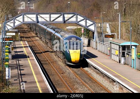 Pontyclun, Wales - März 2022: Hochgeschwindigkeitszug der Great Western Railway, der den Bahnhof im Dorf Pontyclun durchquert Stockfoto