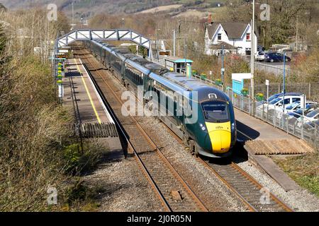 Pontyclun, Wales - März 2022: Hochgeschwindigkeitszug der Great Western Railway, der den Bahnhof im Dorf Pontyclun durchquert Stockfoto