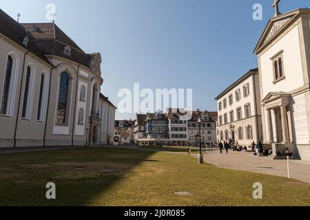 St. Gallen, Schweiz 9. März 2022 kleiner Park im Klosterbereich im Stadtzentrum Stockfoto