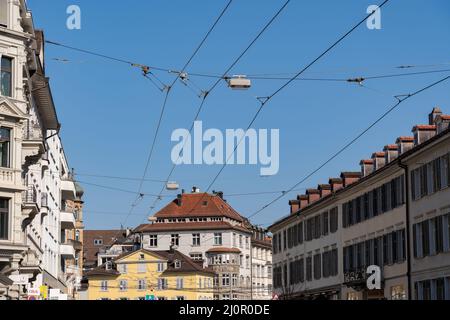 Saint Gallen, Schweiz 9. März 2022 Gebäude im Stadtzentrum an einem sonnigen Nachmittag Stockfoto