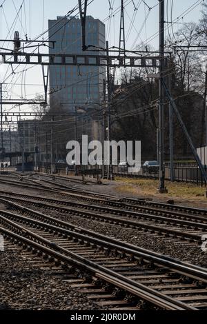 St. Gallen, Schweiz 9. März 2022 Bahngleissystem zum Hauptbahnhof in der Innenstadt Stockfoto