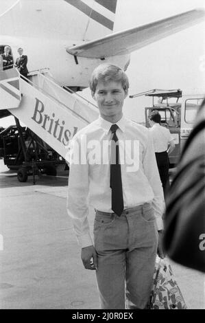 Unterleutnant Ian „Soapy“ Watson kommt am Flughafen Gatwick an. Am 7.. Juni wurde er gezwungen, seinen Harrier-Sprungjet auf einem kleinen spanischen Containerschiff Alraigo zu landen. Der Harrier hatte nur noch eine Minute Treibstoff übrig, als er ihn auf den schweren Decks des spanischen Schiffes im Atlantik landete. 10.. Juni 1983. Stockfoto