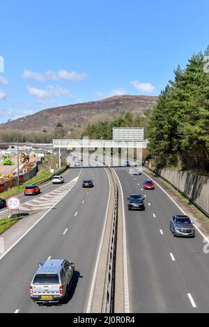 Taffs Well, Wales - März 2022: Luftaufnahme des Verkehrs auf der zweispurigen Schnellstraße A470, die die Täler von South Wales mit Cardiff verbindet Stockfoto