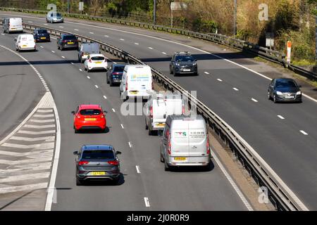 Taffs Well, Wales - März 2022: Luftaufnahme des Verkehrs auf der zweispurigen Schnellstraße A470, die die Täler von South Wales mit Cardiff verbindet Stockfoto