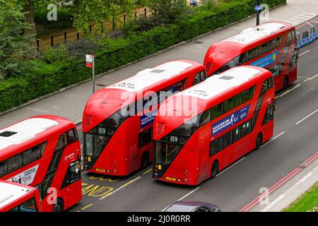 London, England - August 2021: Luftaufnahme von Londoner Bussen, die auf einer Straße im Zentrum Londons fahren Stockfoto