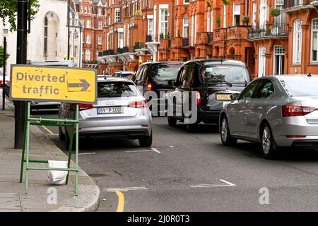 London, England - 2021. August: Umgelenderte Verkehrslage in einer Straße im Zentrum Londons Stockfoto