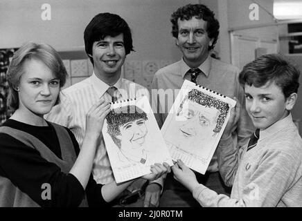 Gilbrook School, Eston, Redcar und Cleveland, North Yorkshire. 15.. Dezember 1984. Im Bild haben Schüler einen Kalender erstellt, der ihre Lehrer in Karikatur zeigt. Der Kalender ist Teil der Spendenaktion zur Reparatur des Ferienhauses, das die Schule als Outdoor-Zentrum in Reeth, North Yorkshire, nutzt. Stockfoto