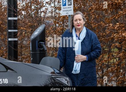 SNP-Ratsmitglied und Verkehrsreferentin Lesley MacInnes demonstrieren die neue Ladestation für Elektroautos, Ingliston Park and Ride, Edinburgh, Schottland, Großbritannien Stockfoto