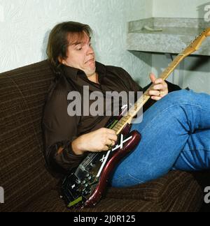 Musiker Meat Loaf spielt Gitarre. September 1983. Stockfoto