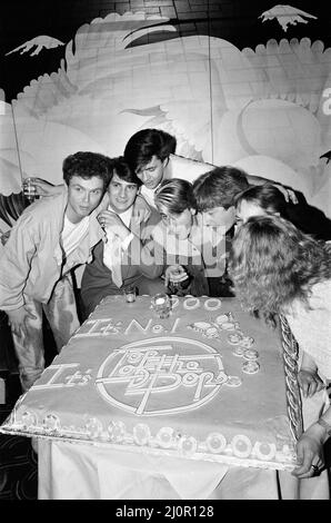 Top of the Pops 1000. Programmparty. Auf dem Bild blasen Mitglieder des Spandau Ballet und andere Gäste die Kerzen im Gardens Night Club in Kensington, London, aus. 5. Mai 1983. Stockfoto