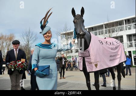 Tag 1 des Cheltenham Festivals auf der Cheltenham Rennbahn. Die Massen am ersten Tag sehnen sich nach dem Start des Rennens. Bild von Mikal Ludlow Phot Stockfoto