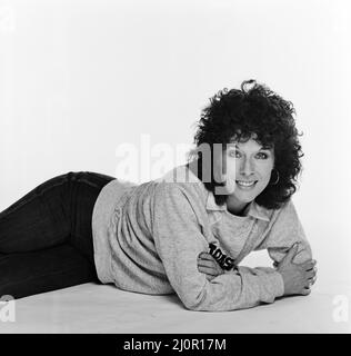 Jill Gascoine, Schauspielerin und Star der Fernsehdetektivserie The Gentle Touch und C.A.T.S Eyes, in diesem Studiodreh aus dem Jahr 1984 aufgenommen am 14.. Oktober 1984 Stockfoto