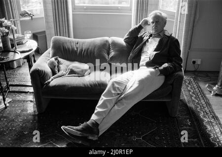 Schriftsteller David Cornwall (John Le Carre) in seinem Haus Hampstead, im Norden Londons. 17.. März 1983. Stockfoto