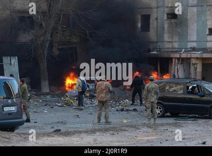 Kiew, Ukraine. 20. März 2021. Soldaten und Polizisten untersuchen die Folgen einer Raketenlandung in der Nähe eines Wohngebäudes, nachdem sie im Kiewer Stadtteil Bilychi aus dem Himmel geschossen wurden. Eine Rakete wurde aus dem Himmel geschossen und landete in der Nähe eines Wohngebäudes im Stadtteil Bilychi in Kiew, Ukraine, und verursachte Schäden an den Gebäuden und Verletzungen der Bewohner. Kredit: SOPA Images Limited/Alamy Live Nachrichten Stockfoto